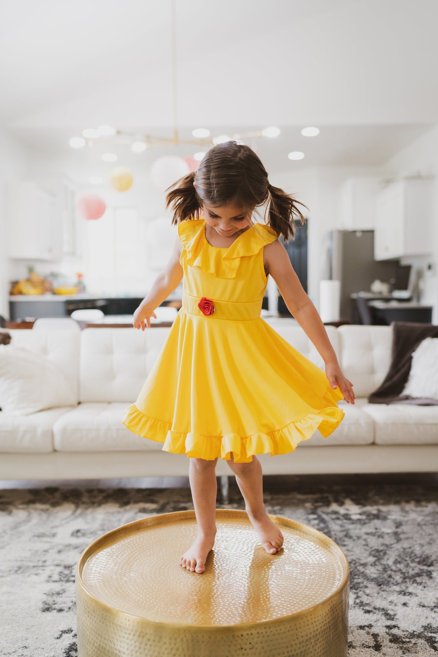 Robe tourbillonnante de beauté jaune