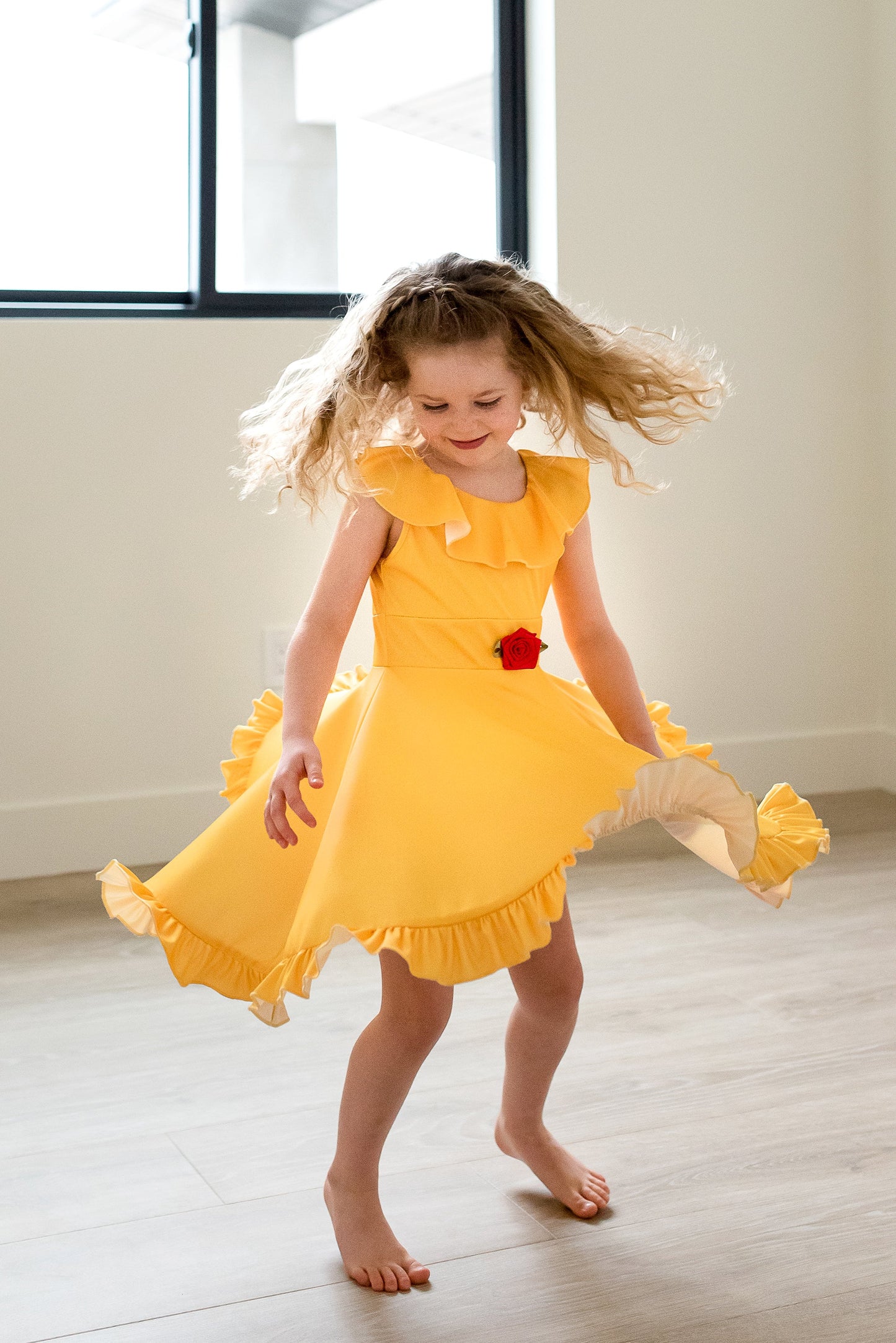 Robe tourbillonnante de beauté jaune