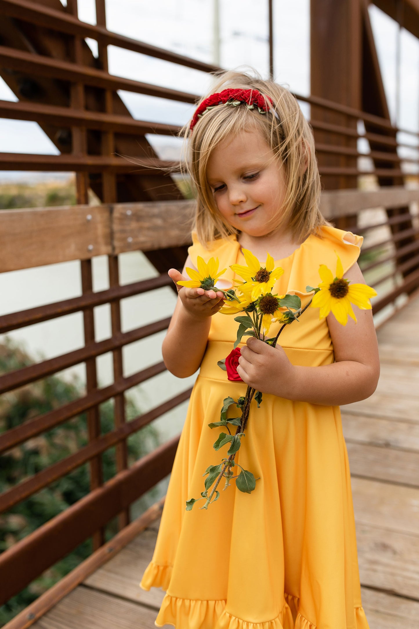 Robe tourbillonnante de beauté jaune